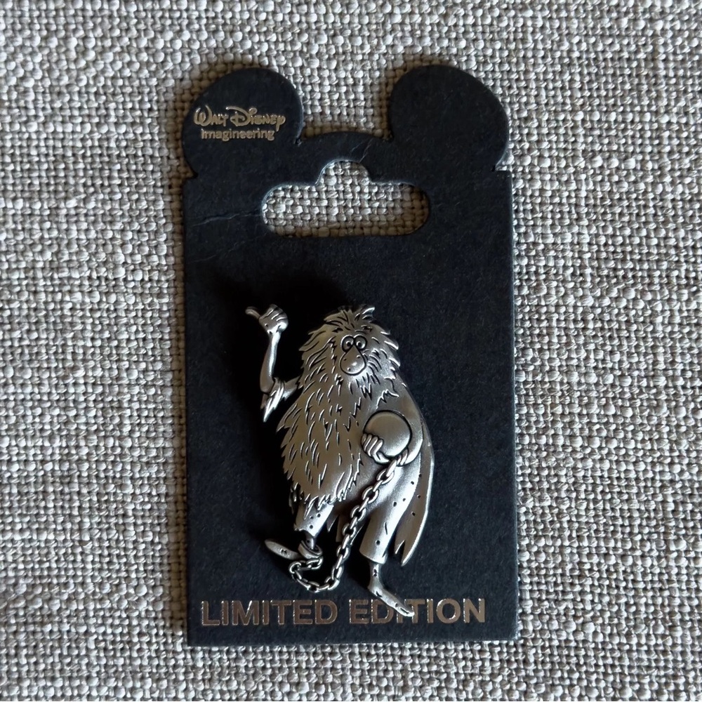 WDI Haunted Mansion Hitchhiking Ghosts Sculpted Metal Series Silver Gus LE 250